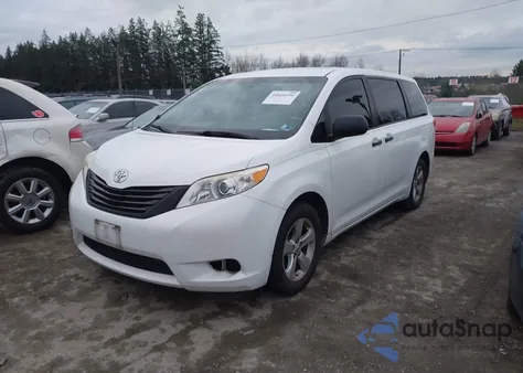 2012 Toyota Sienna Base 7 Passenger z USA, uszkodzony, nr VIN 5TDKA3DC1CS015992